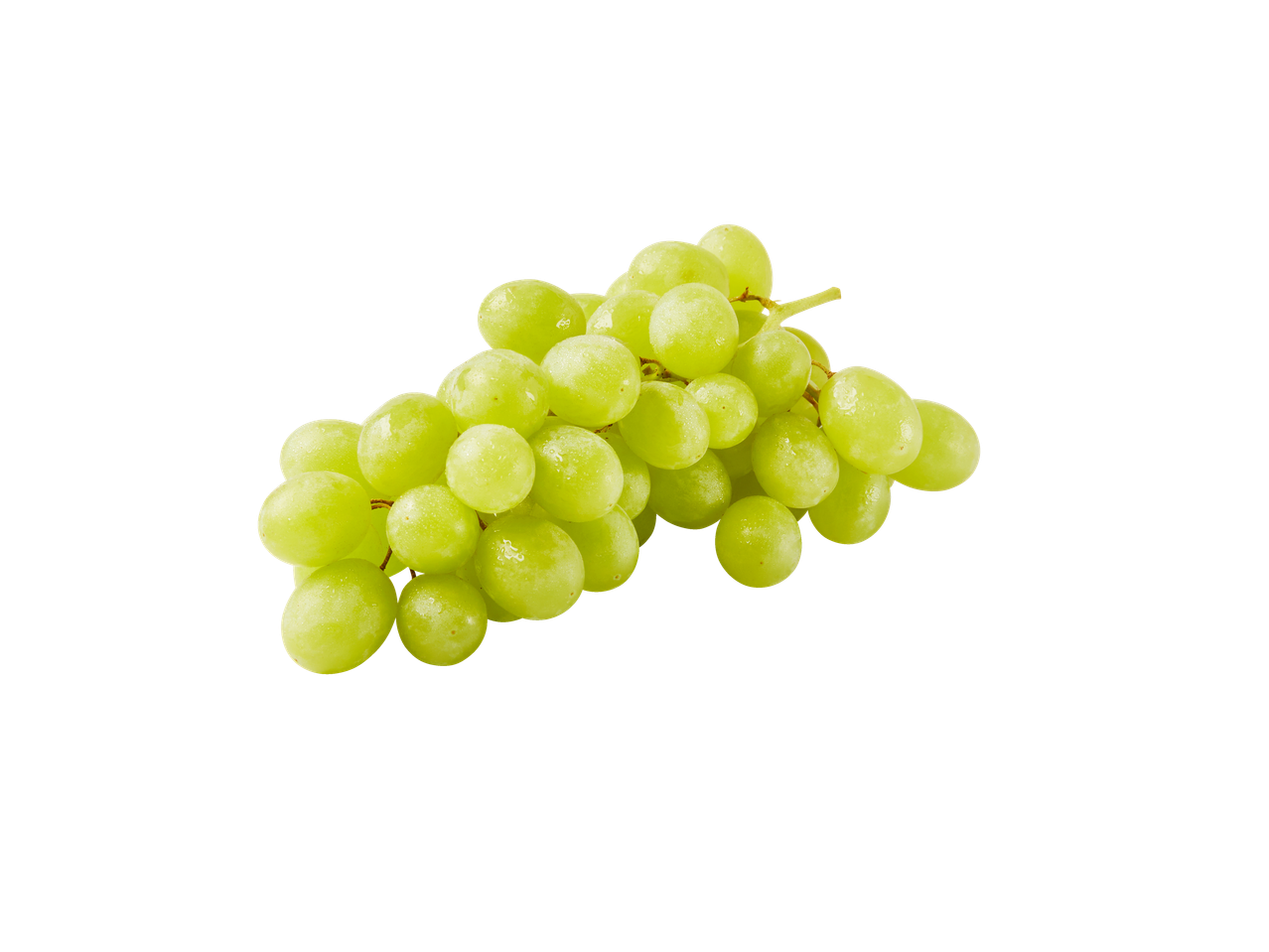 Valgel taustal isoleeritud värsked rohelised viinamarjad.