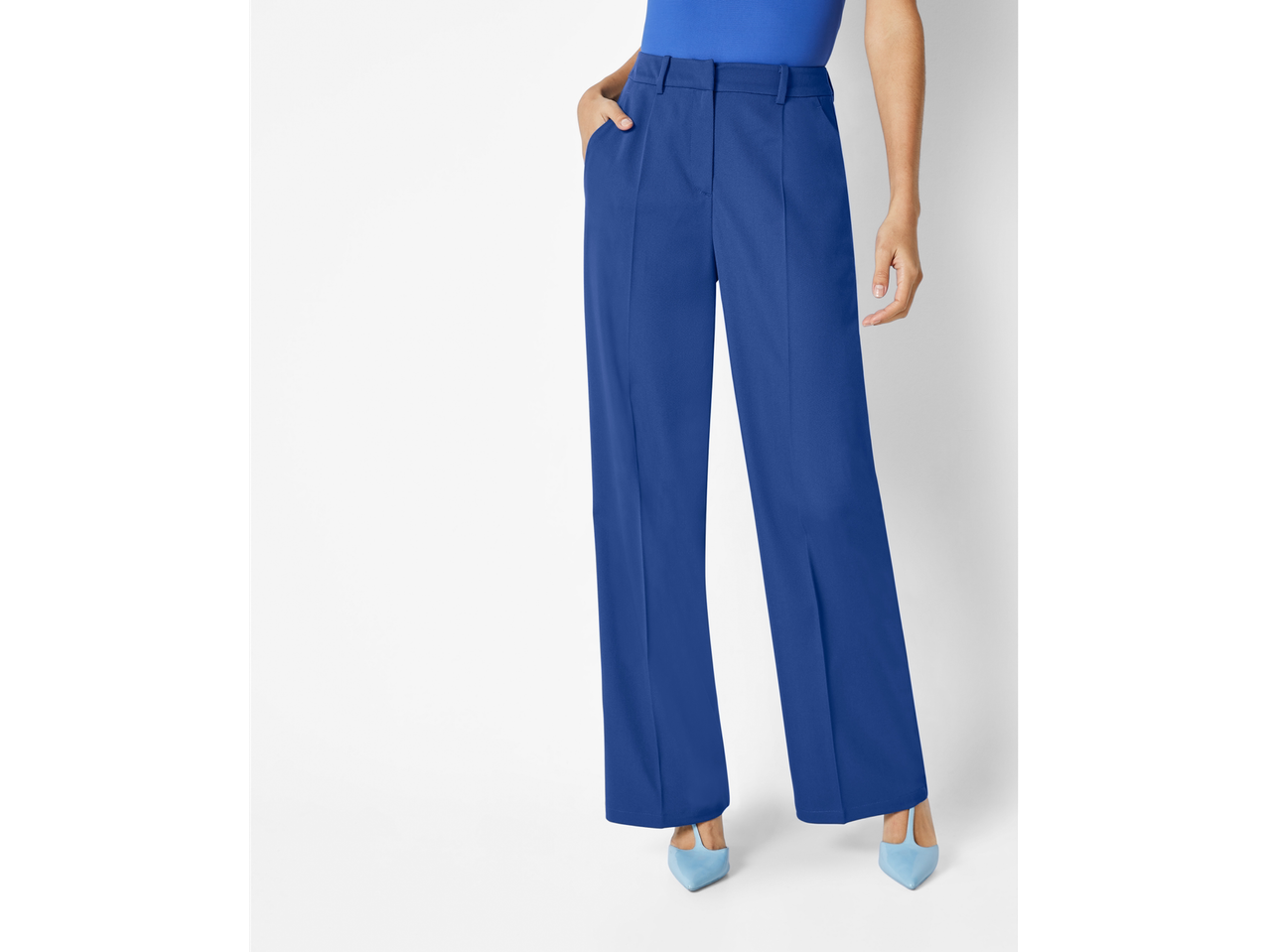 Temno modre široke hlače in svetlo modri salonarji.