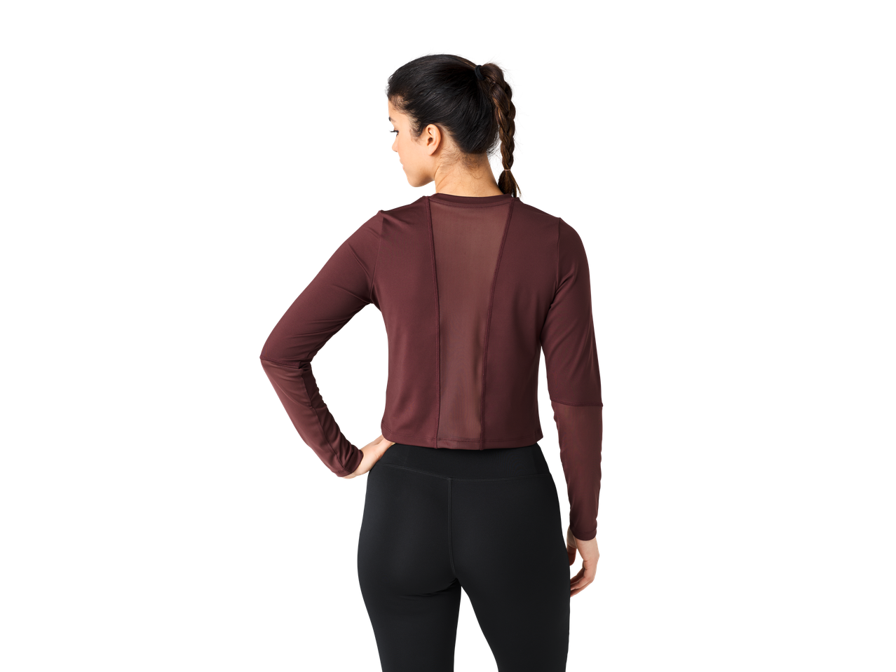 Femme vue de dos portant un haut bordeaux à manches longues et des leggings noirs.