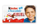 Pakke med mælkechokoladebarer med mælk og kakao, med et barn og en mælkeglas.