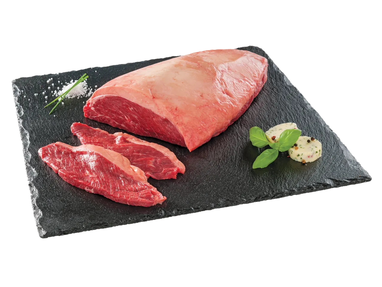 Bife de picanha, fatiado e pronto para cozinhar, com ervas.