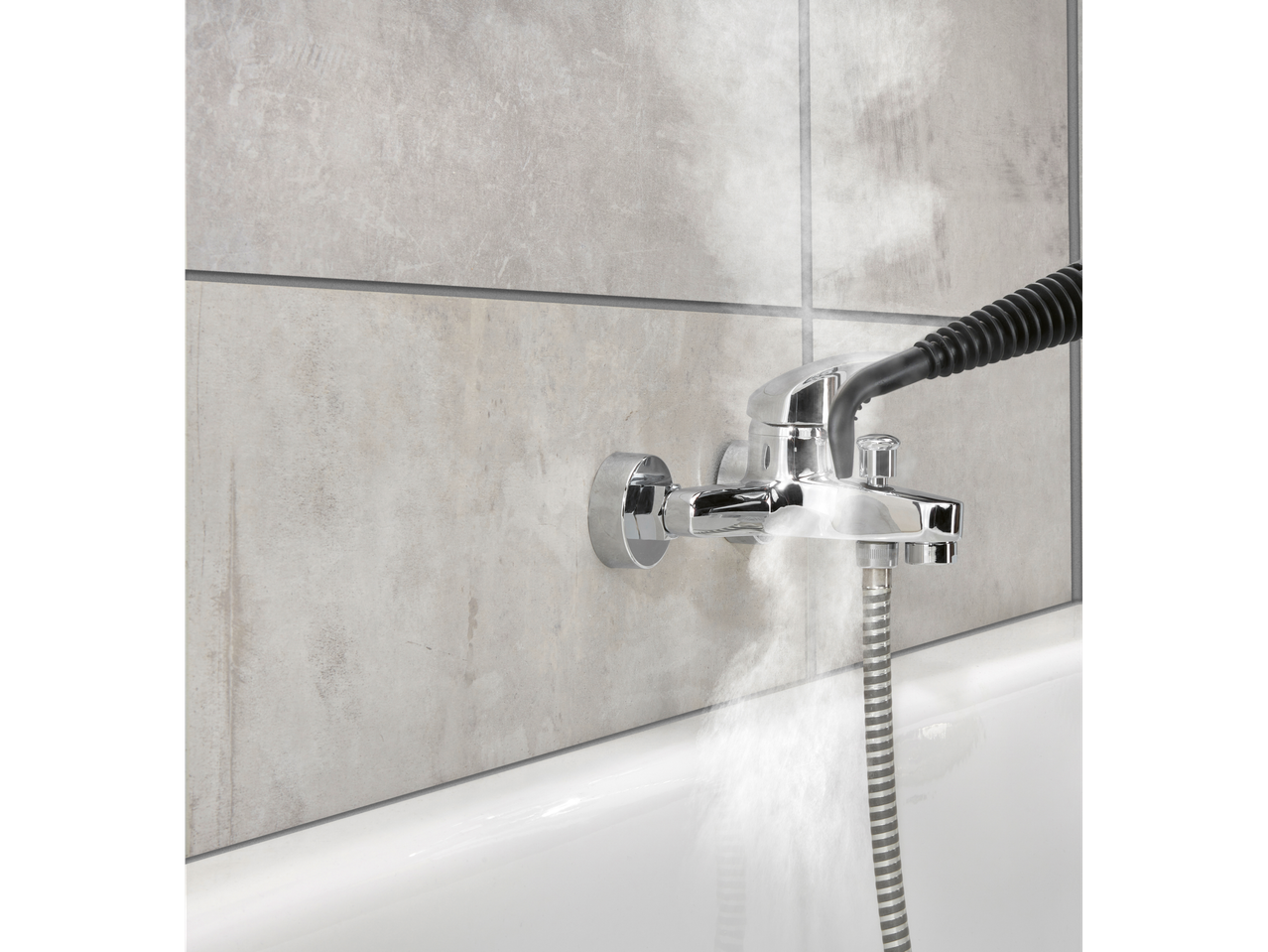 Silvercrest® ručni parni čistač čisti slavinu za tuširanje u kupatilu.