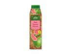 Flaske med lyserød guava nektar i thailandsk stil, med guavafrugter og et vegansk mærke.