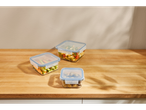 Recipiente din sticlă cu mâncare: salată, legume și măsline.