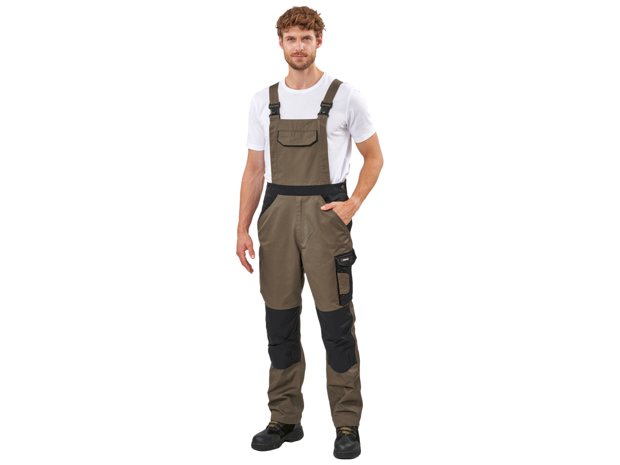 Uomo con una Salopette da lavoro marrone.