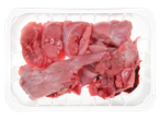 Carne de coelho crua e desossada em uma bandeja de plástico transparente.