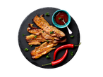 Kepta kiaulienos šoninė marinate su aitriosiomis paprikomis ir padažu ant skalūno lėkštės.