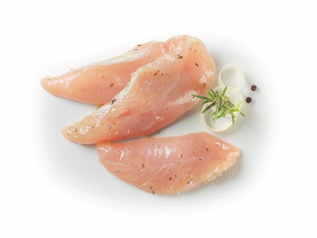 Petto di pollo marinato pronto per la cottura.