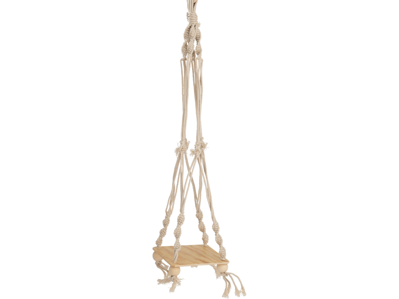 Suporte de macramé bege para plantas suspensas com uma prateleira de madeira clara.