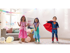 Drei Kinder in Prinzessinnen-, Meerjungfrauen- und Superman-Kostümen mit Konfetti.