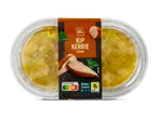 Kip kerrie salade in een transparante verpakking met een bruin etiket, Nutri-Score en Beter Leven keurmerk.