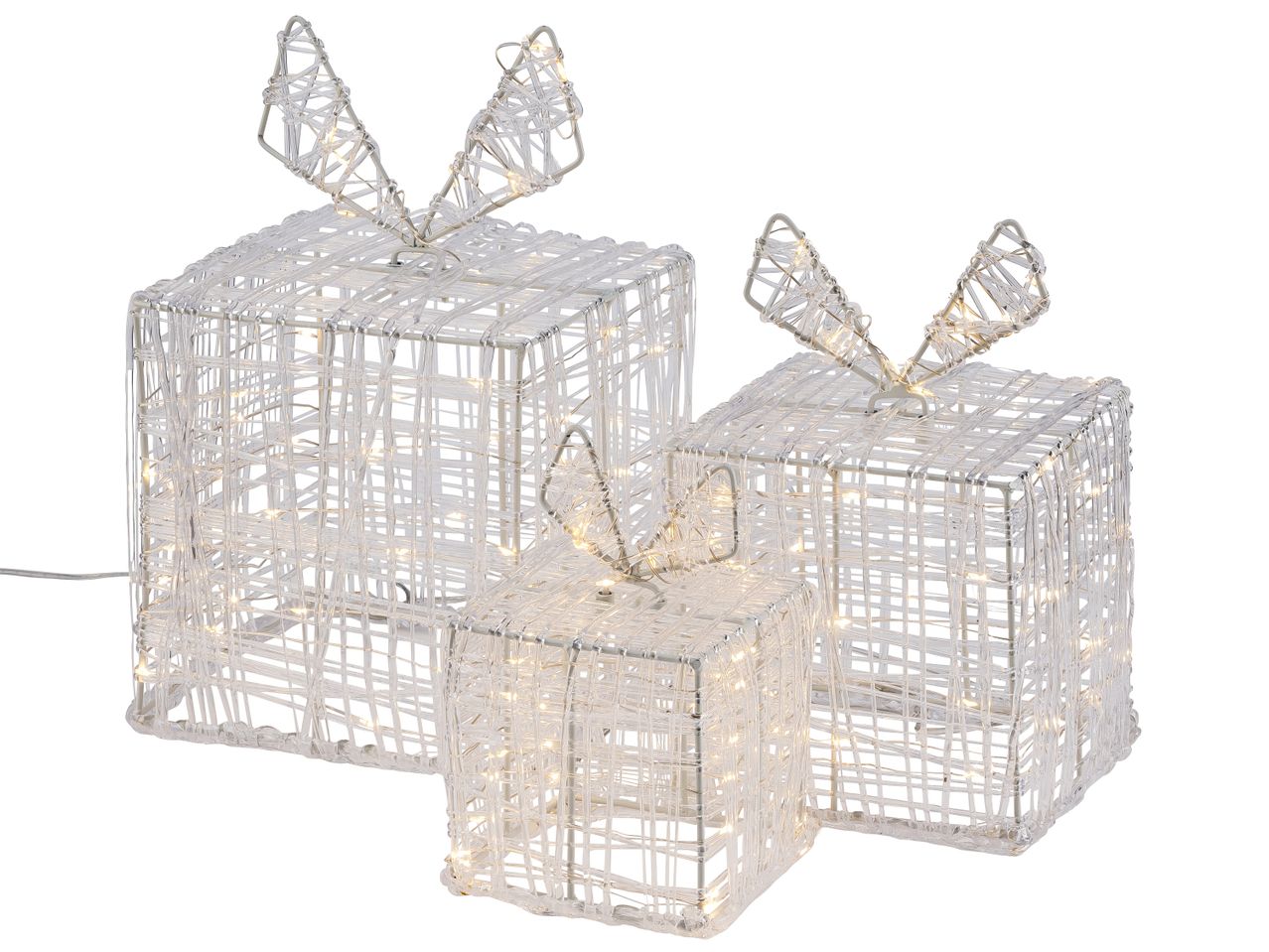 Комплект от три светещи коледни подаръчни кутии с панделки, изработени от бяла тел и прозрачна оплетка.