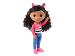 Gabby's Dollhouse lėlė su tamsiais garbanotais plaukais, rožine striuke ir mėlynais džinsais.