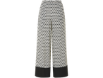 Pantaloni largi cu imprimeu geometric.