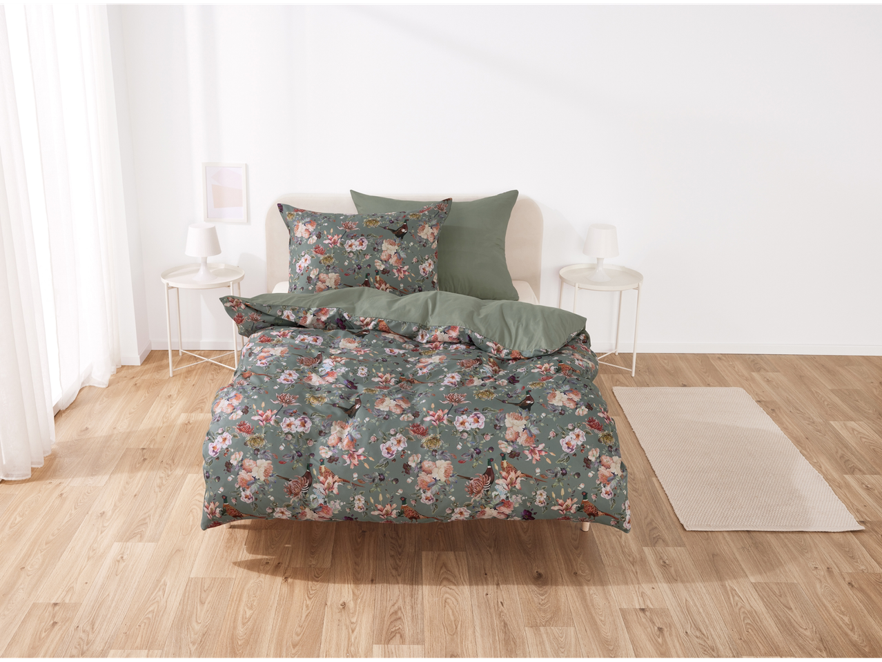 Set de lenjerie de pat din microfibră satinată LIVARNO home cu model floral și păsări într-un dormitor.