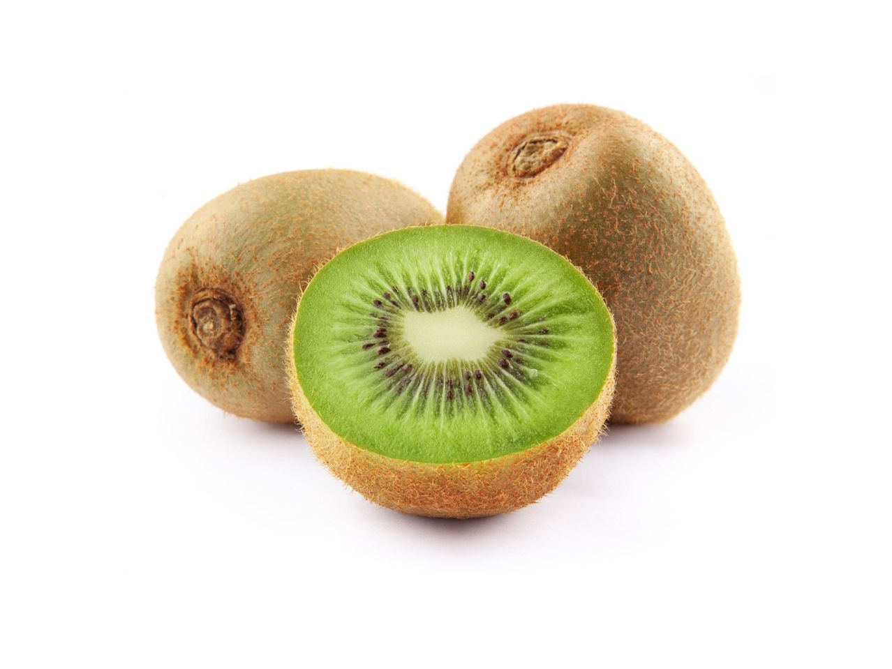 Deux kiwis entiers et un kiwi coupé en deux, révélant sa chair verte et ses graines noires.