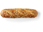 Een multigrainbroodje met zaden op een wit bord.