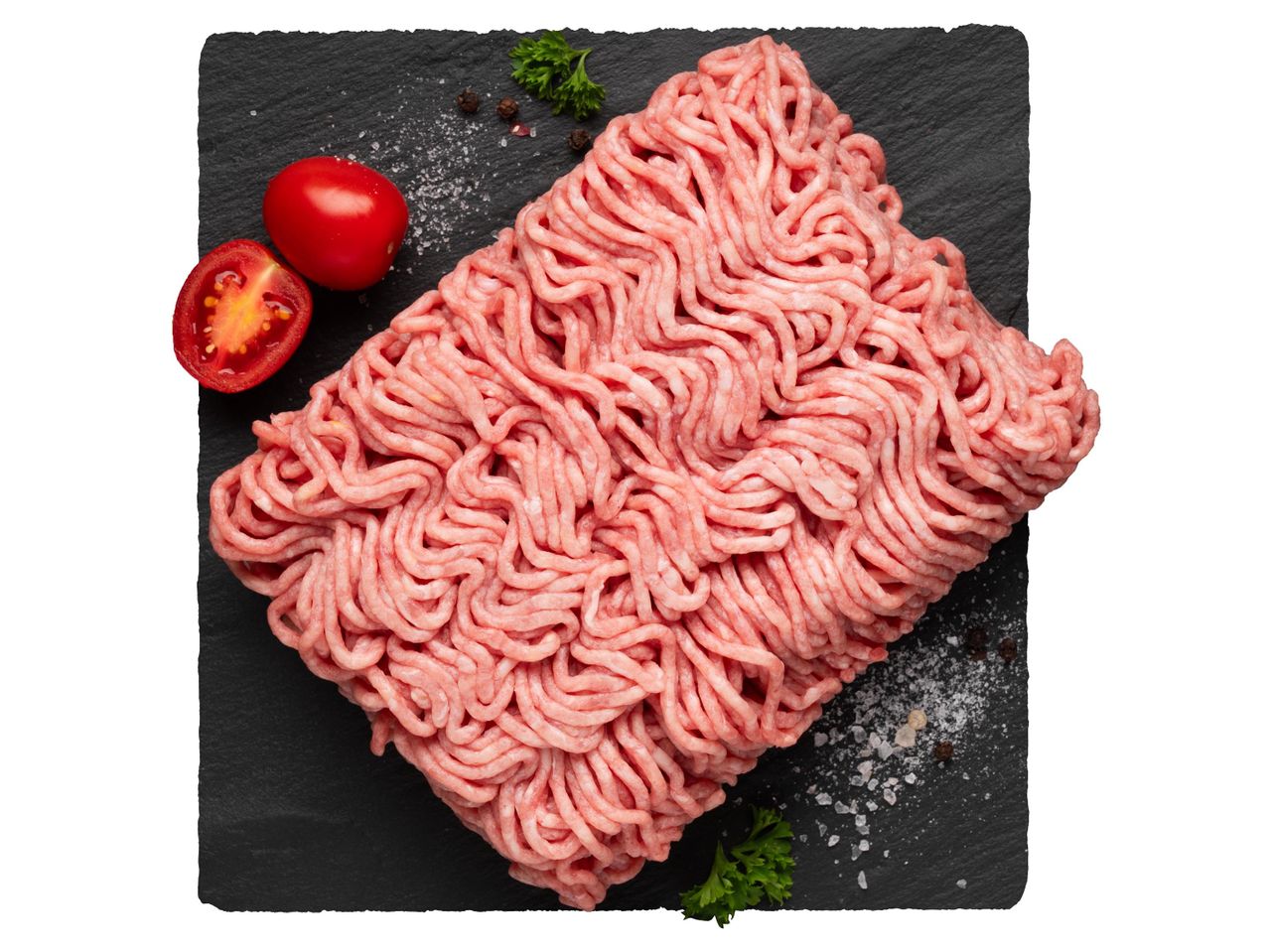 Darált hús, paradicsom, só és bors egy fekete táblán