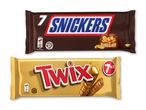 Pakker med chokoladebarer, en med karamel og peanuts, den anden med karamel og kiks.