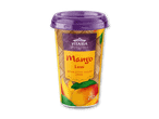En kop med mangolassi, en indisk yoghurtdrik, med et lilla låg og et mønstret design.