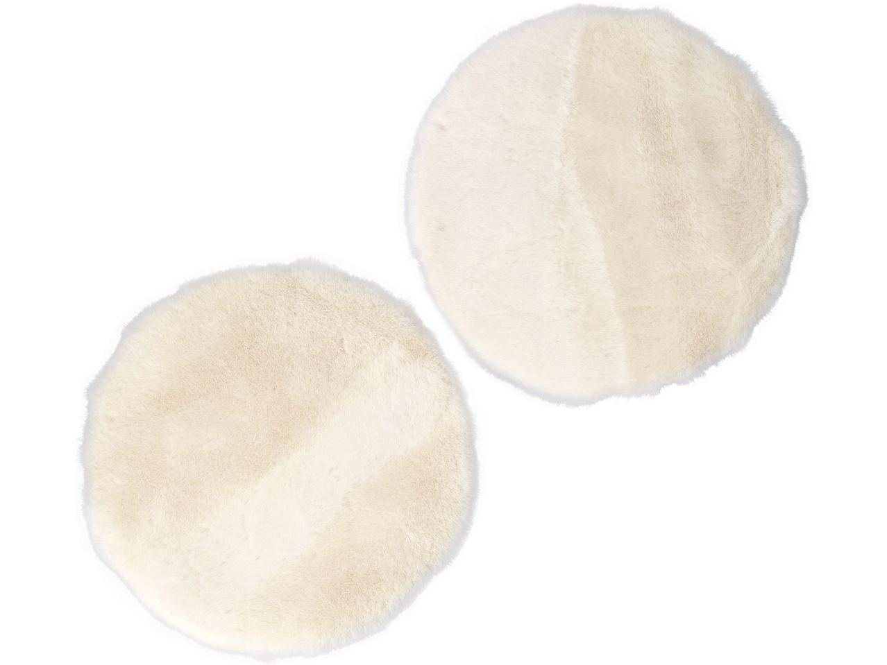 Duas carpetes redondas creme de pelo comprido.