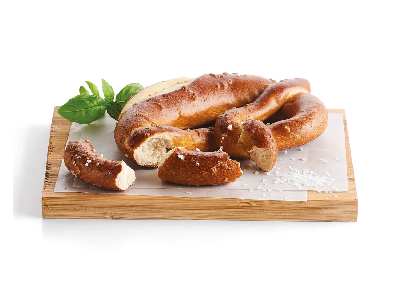 Saltede pretzels på et bambusbræt.