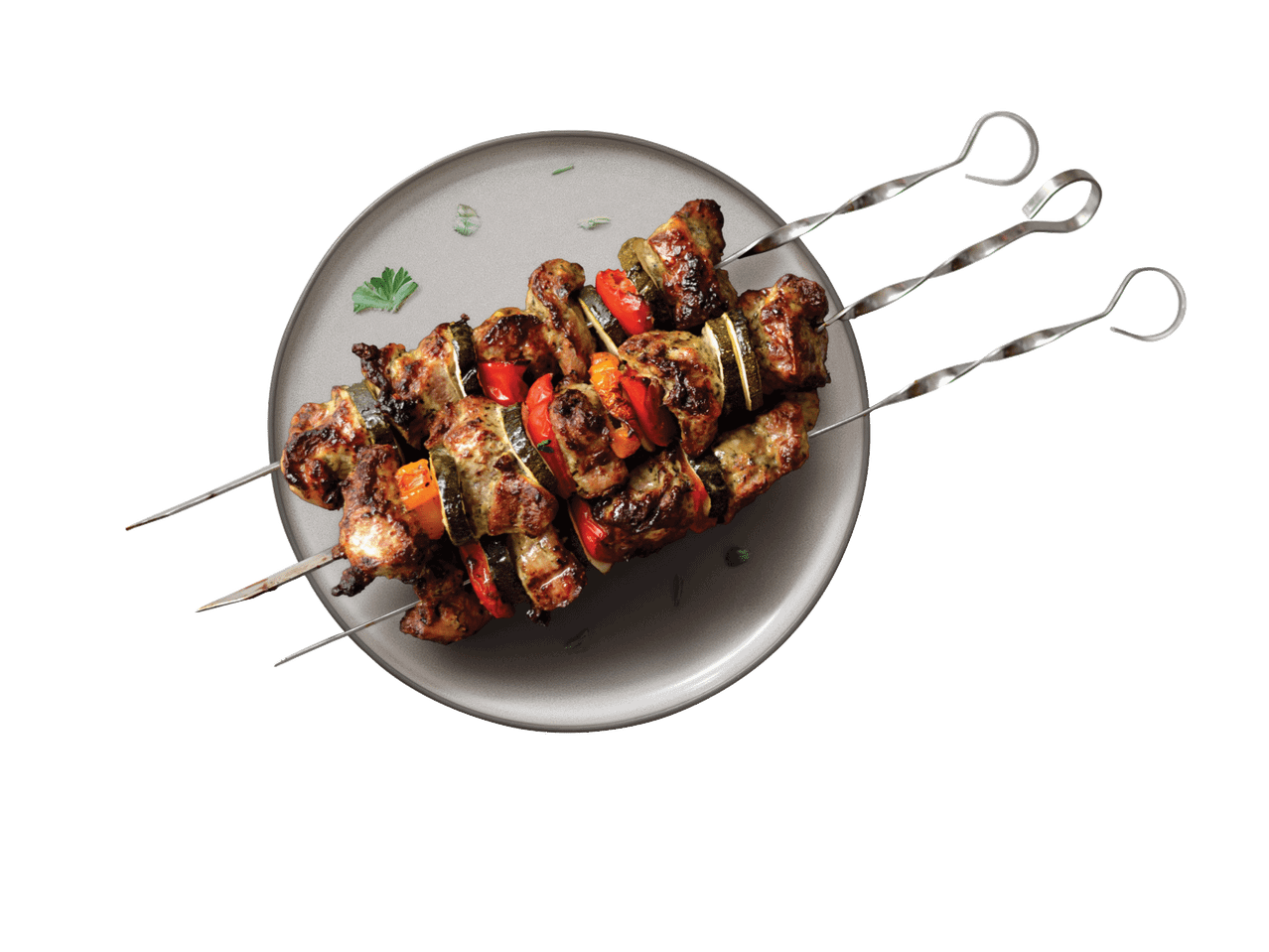 Kolm grillitud lihavarrast köögiviljadega hallil taldrikul