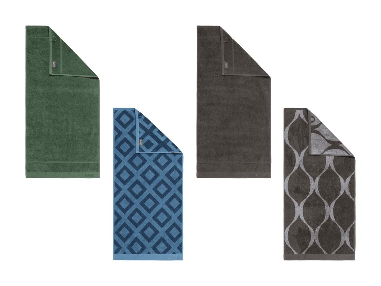 Quatre serviettes de différentes tailles, couleurs et motifs, pliées et disposées sur fond noir.