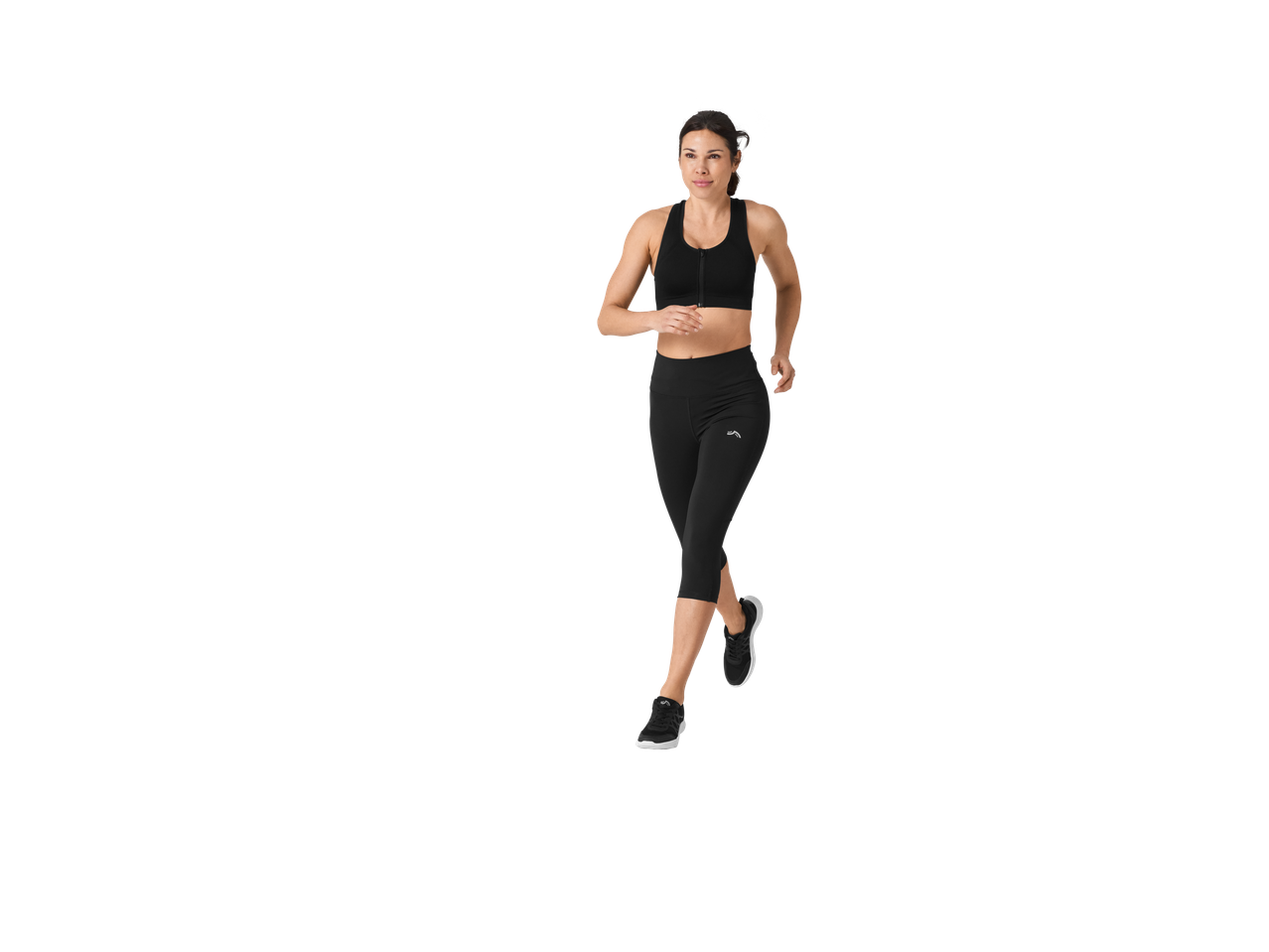 Žena trči u crnoj Reebok sportskoj odjeći.