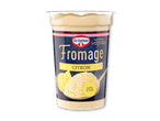 En beholder med citronfromage, med en ske fuld af fromage og citronskiver.