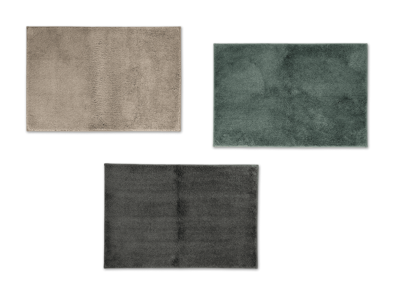 Drei rechteckige Badematten in Beige, Grün und Grau.