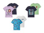 Sortiment von Kinder-T-Shirts mit verschiedenen Motiven und Farben.