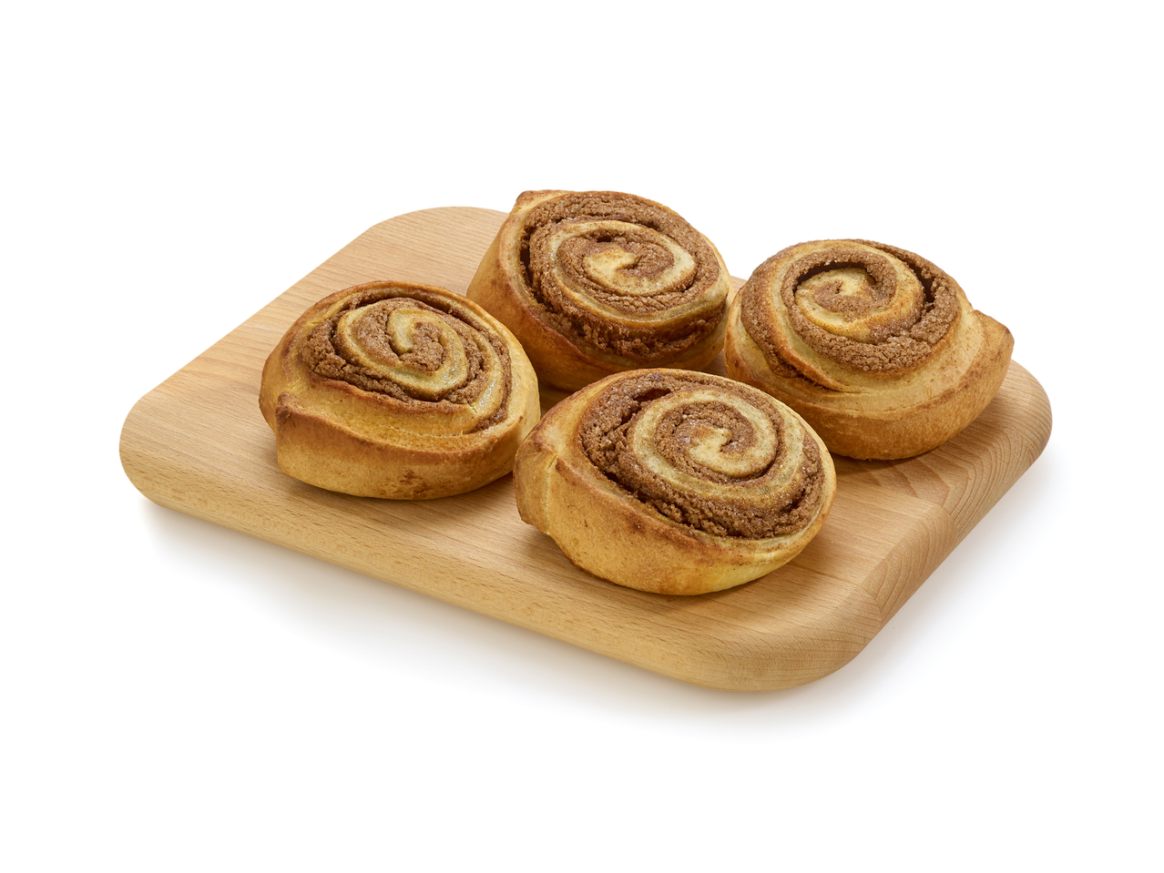 Quatre roulés à la cannelle Kaneelsuisse sur une planche en bois.