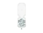 Um recipiente transparente aberto cheio de porcas, com uma porca na frente.
