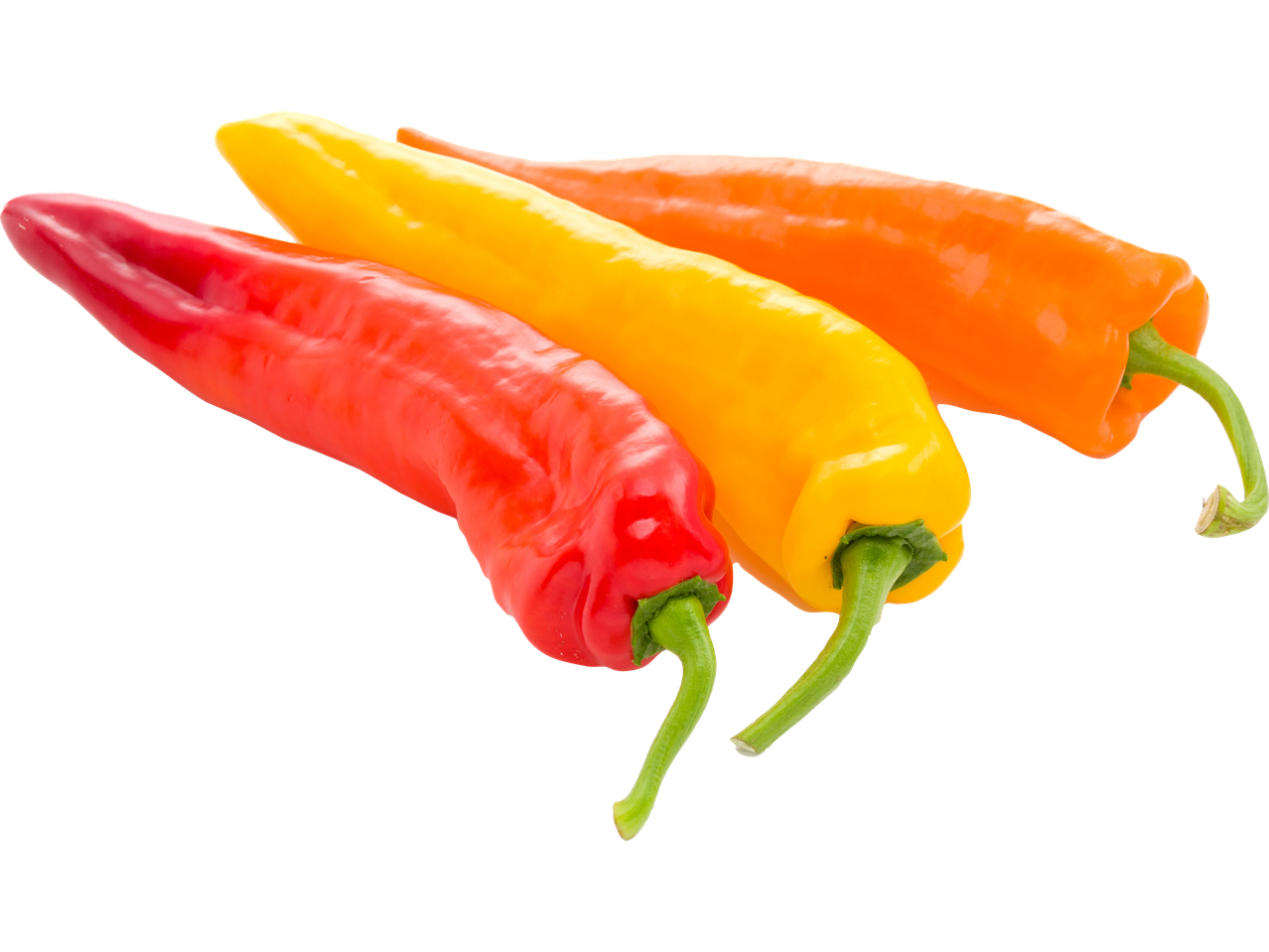 Tre färgglada paprika i rött, orange och gult.