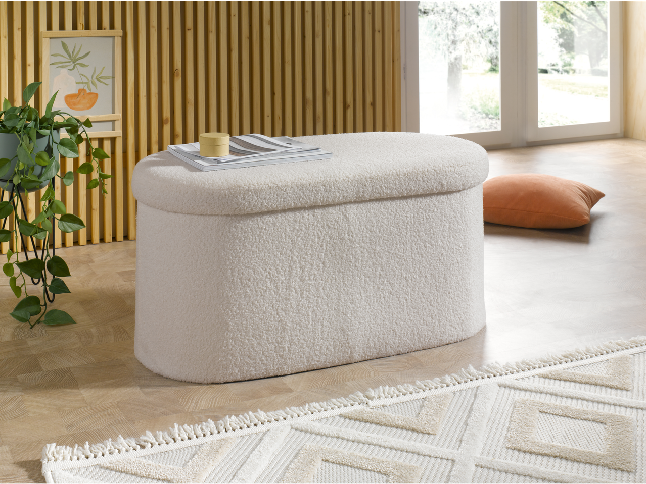 Taburet de depozitare LIVARNO Home, alb, cu reviste și o plantă în ghiveci.