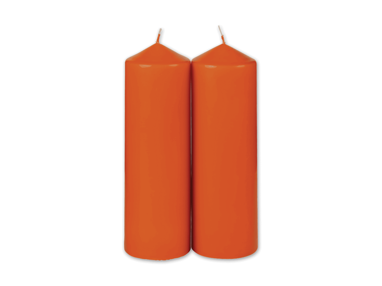 Zwei orangefarbene Stumpenkerzen auf schwarzem Hintergrund.
