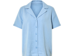Camisa azul clara de manga curta com botões.