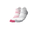 Um par de meias de corrida brancas CRIVIT®, uma com detalhes rosa e outra com detalhes cinzentos.