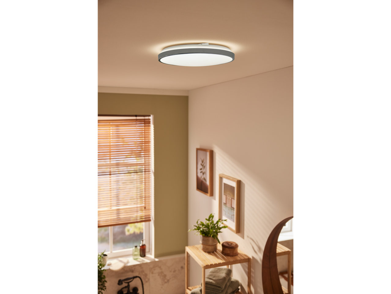 Elegante e moderna luminária de teto em um banheiro.