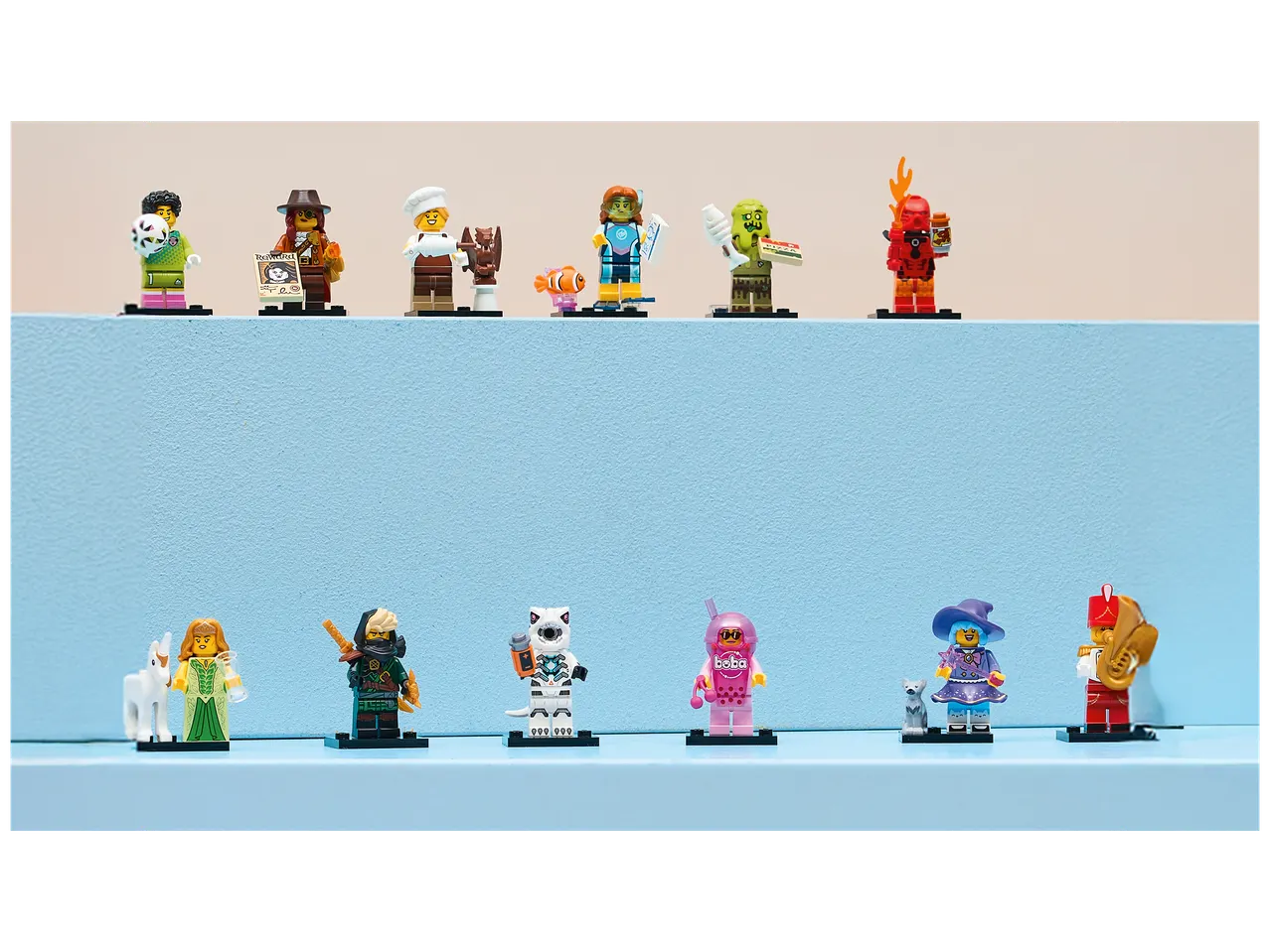 Une collection de figurines miniatures sur deux étagères bleues.
