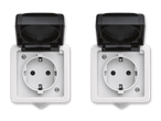 Zwei weiße, spritzwassergeschützte Steckdosen mit schwarzen Klappdeckeln