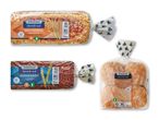 Tre pakker brødprodukter: to brød og en pakke boller, alle med fuldkorn og fibre.
