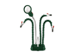 Löthilfe mit Lupe und flexiblen Armen mit Klemmen auf schwarzem Hintergrund.