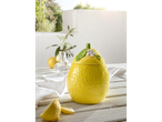 Récipient en céramique en forme de citron et tranches de citron.