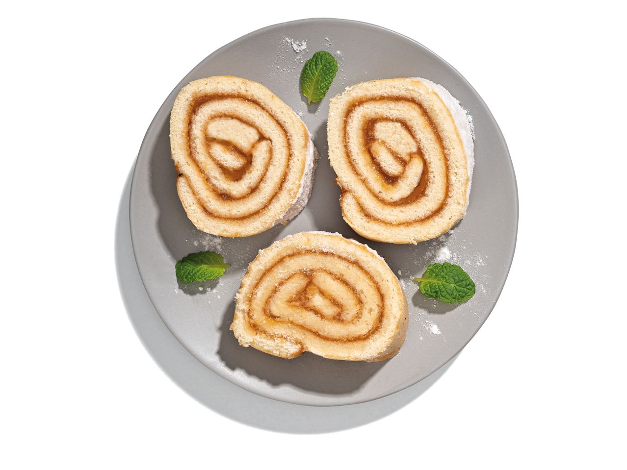 Három lekváros beigli szürke tányéron.