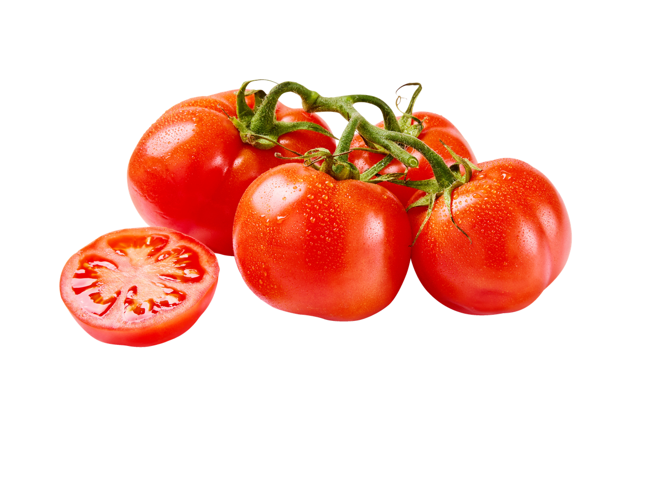 Värsked punased tomatid varrel veepiiskadega, üks poolitatud
