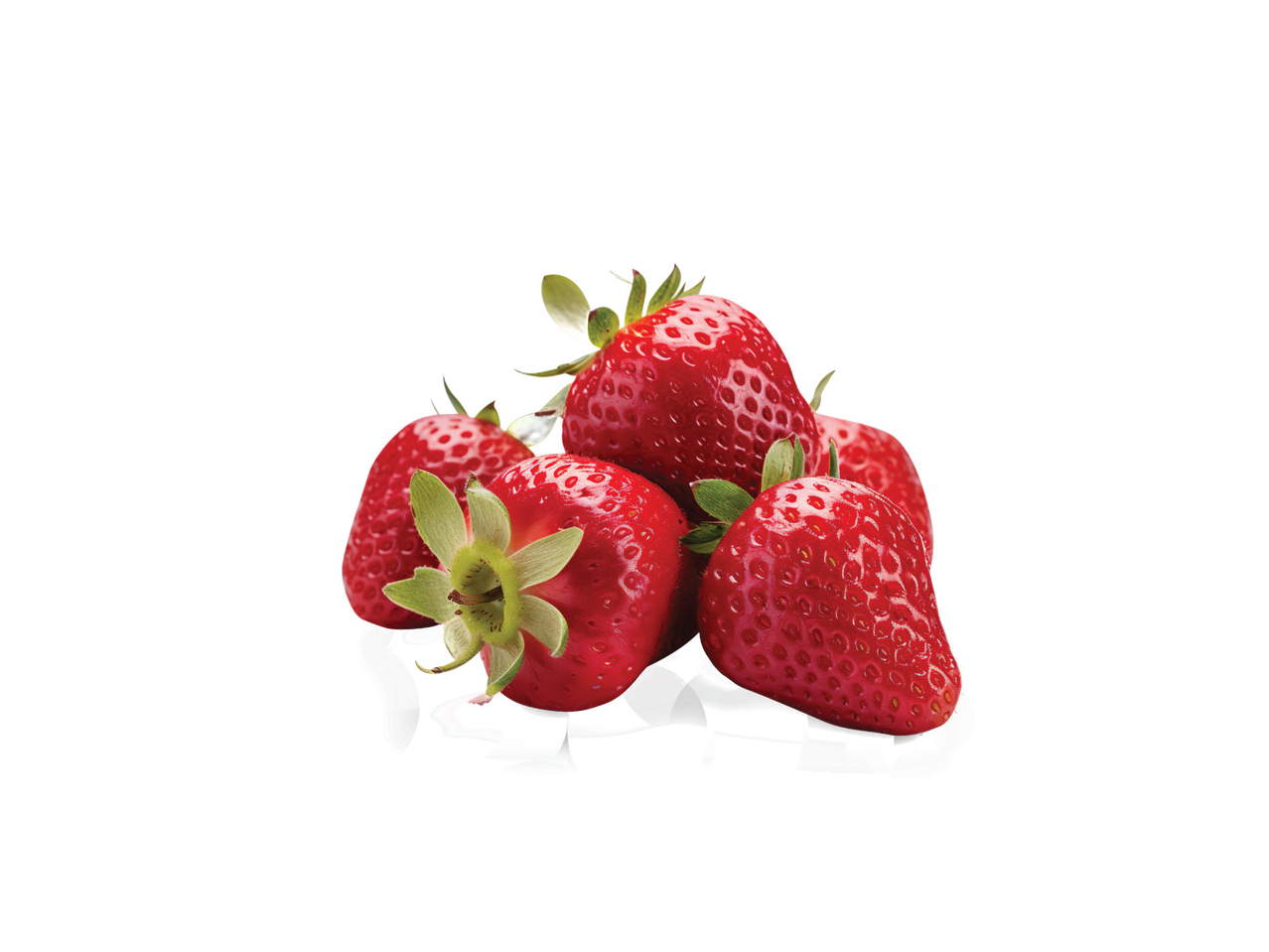 Svaigas, sarkanas zemenes ar zaļām lapiņām, kas izvietotas uz melna fona.