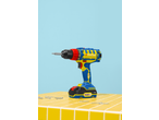 Berbequim sem fios PARKSIDE 20 V azul e amarelo num chão de azulejos amarelos com parafusos.
