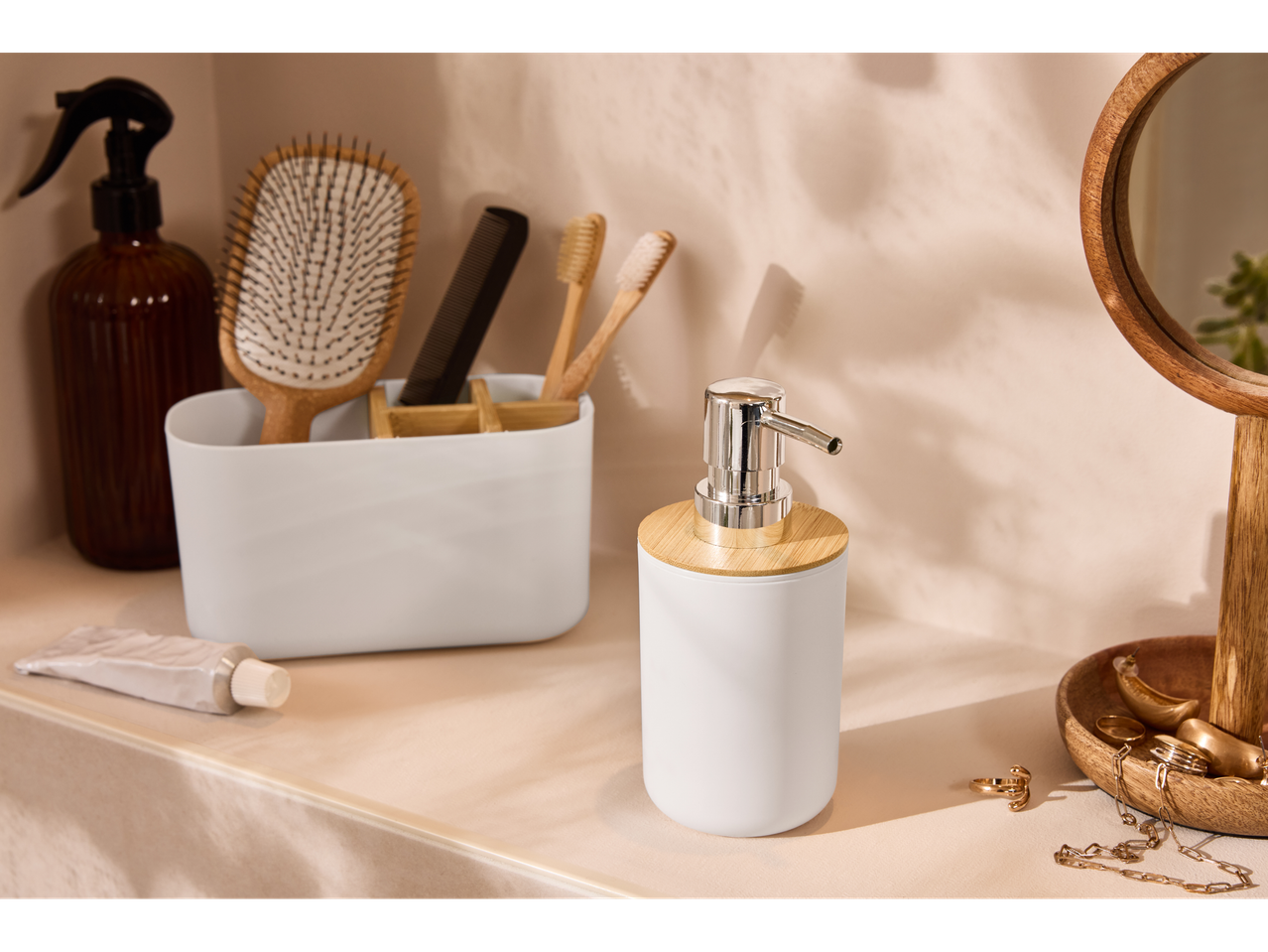 LIVARNO kupaonski dodaci: bijeli dozator, organizator s četkama, češljem i bocom s raspršivačem.